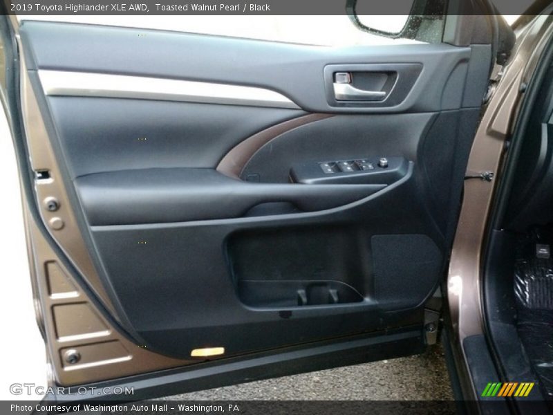 Door Panel of 2019 Highlander XLE AWD