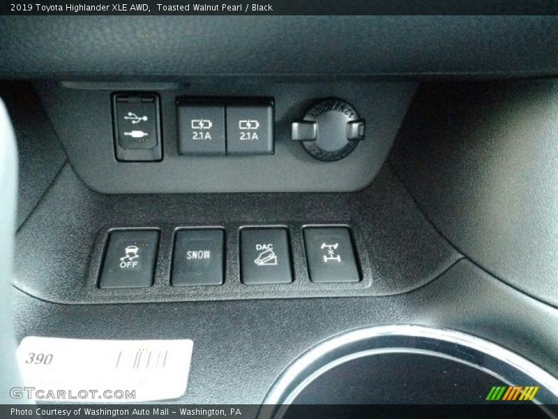 Toasted Walnut Pearl / Black 2019 Toyota Highlander XLE AWD