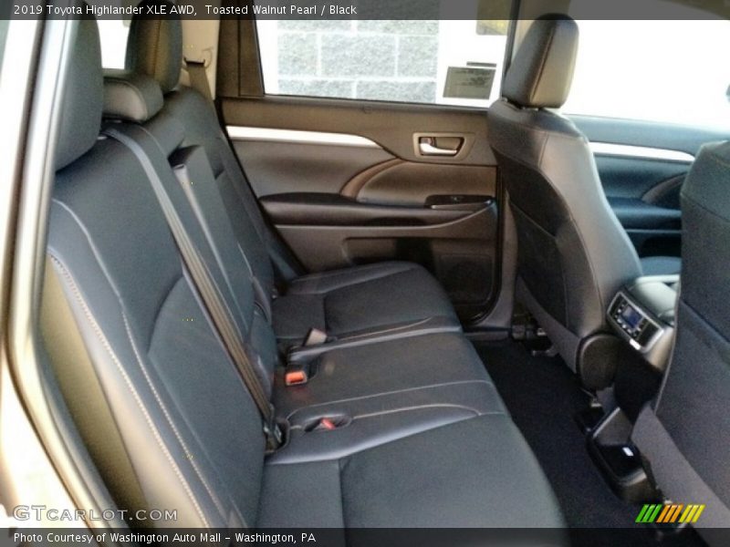Toasted Walnut Pearl / Black 2019 Toyota Highlander XLE AWD