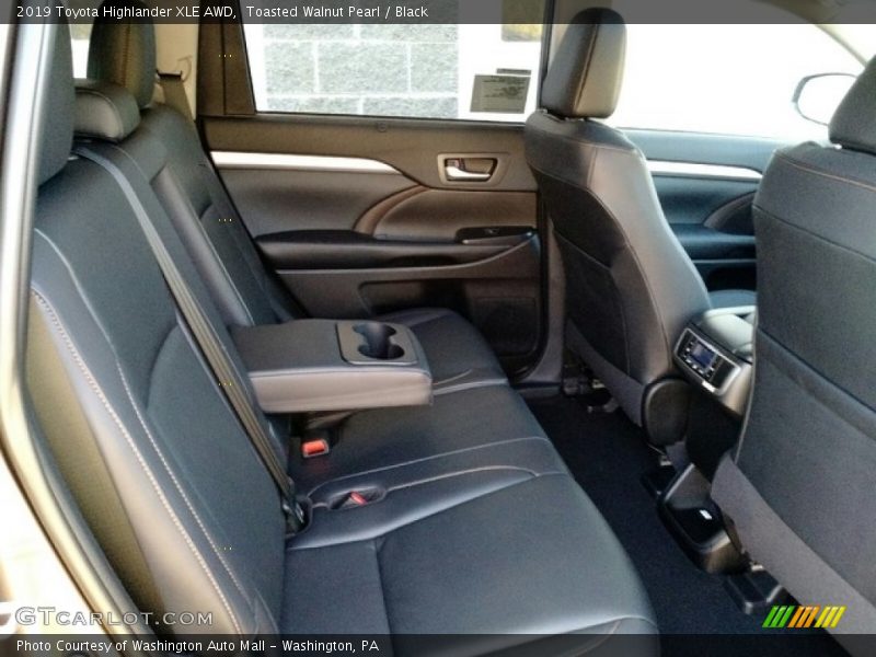 Toasted Walnut Pearl / Black 2019 Toyota Highlander XLE AWD
