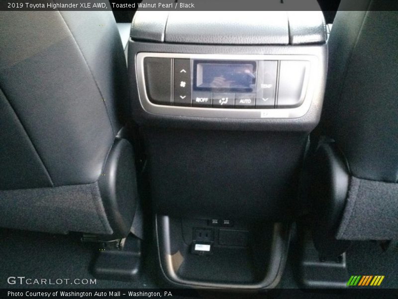 Toasted Walnut Pearl / Black 2019 Toyota Highlander XLE AWD
