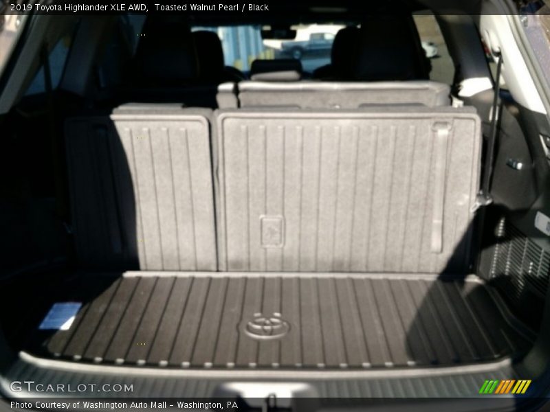 Toasted Walnut Pearl / Black 2019 Toyota Highlander XLE AWD