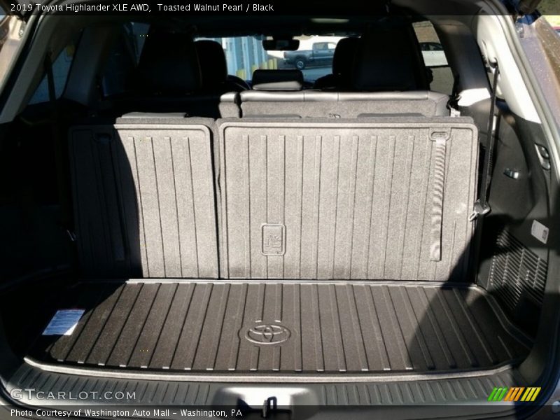 Toasted Walnut Pearl / Black 2019 Toyota Highlander XLE AWD