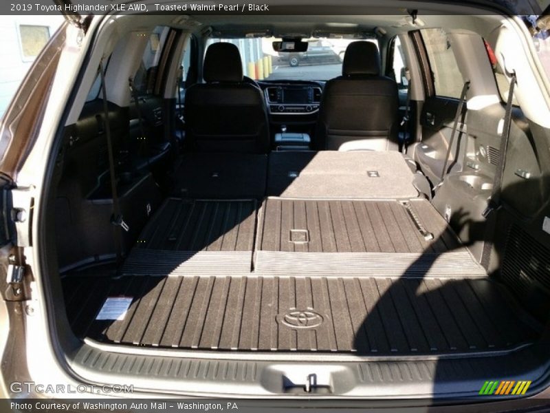 Toasted Walnut Pearl / Black 2019 Toyota Highlander XLE AWD