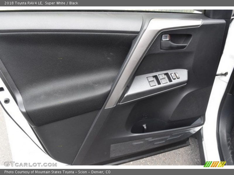 Super White / Black 2018 Toyota RAV4 LE