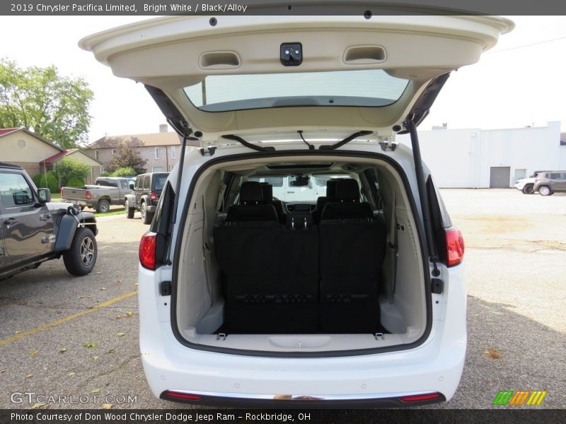 Bright White / Black/Alloy 2019 Chrysler Pacifica Limited