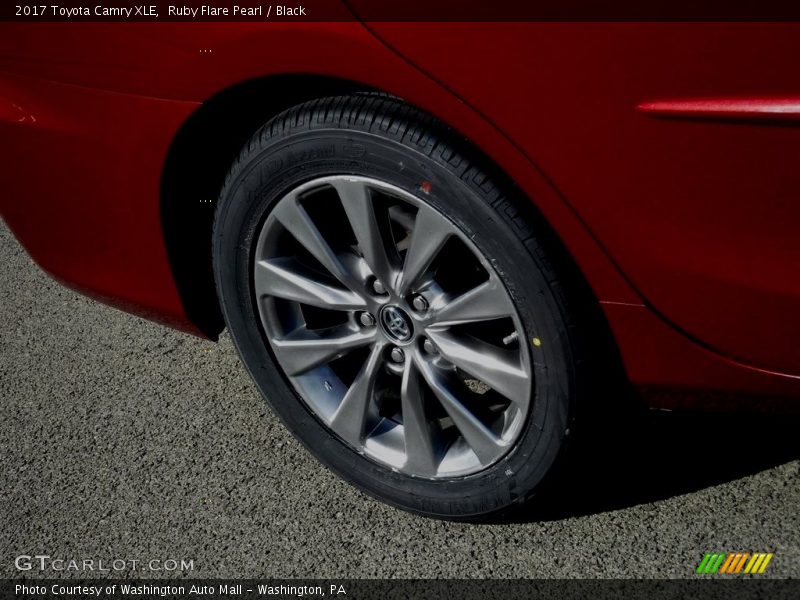 Ruby Flare Pearl / Black 2017 Toyota Camry XLE