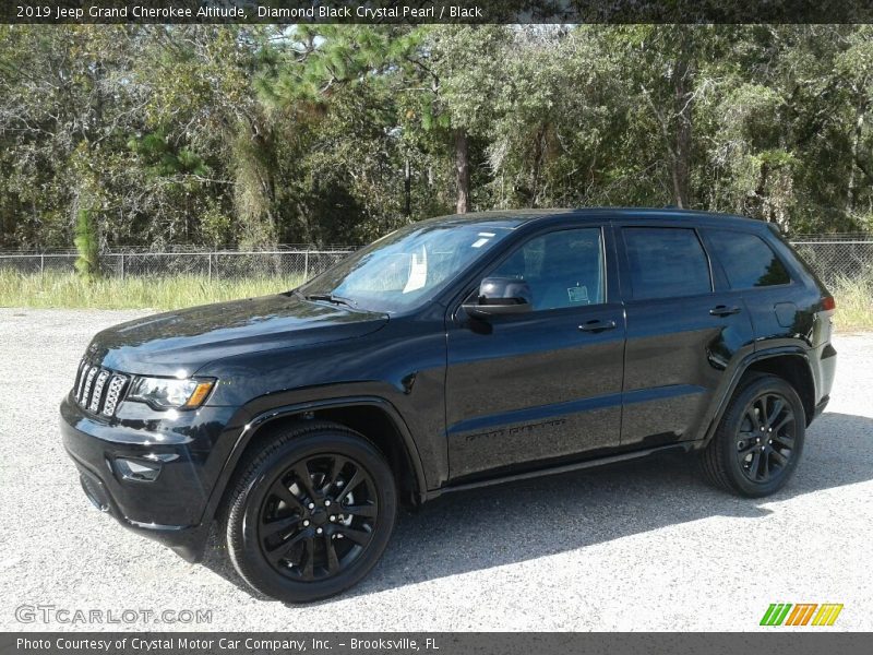 Front 3/4 View of 2019 Grand Cherokee Altitude