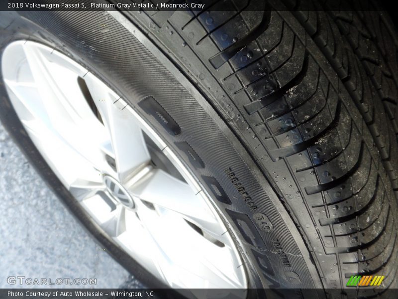 Platinum Gray Metallic / Moonrock Gray 2018 Volkswagen Passat S
