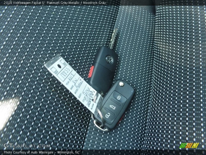 Platinum Gray Metallic / Moonrock Gray 2018 Volkswagen Passat S