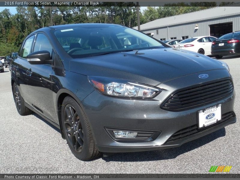 Magnetic / Charcoal Black 2016 Ford Focus SE Sedan