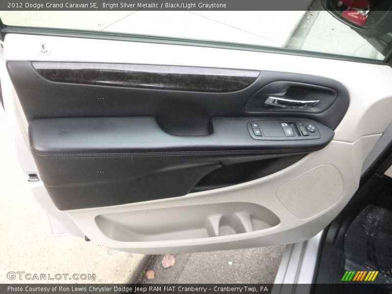 Bright Silver Metallic / Black/Light Graystone 2012 Dodge Grand Caravan SE