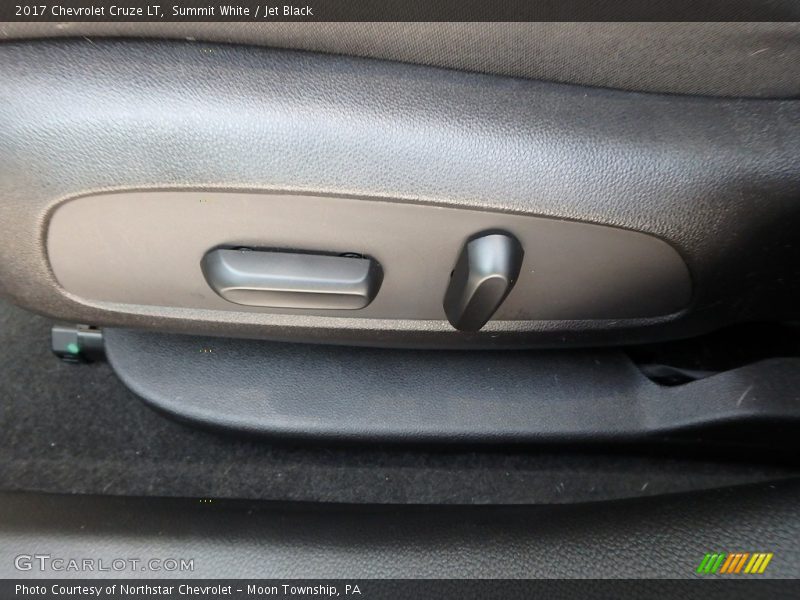 Summit White / Jet Black 2017 Chevrolet Cruze LT