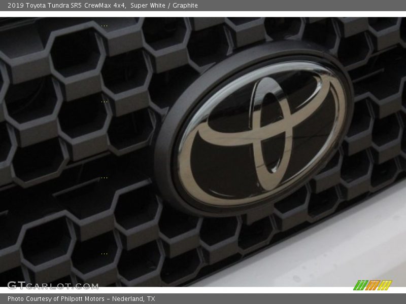 Super White / Graphite 2019 Toyota Tundra SR5 CrewMax 4x4