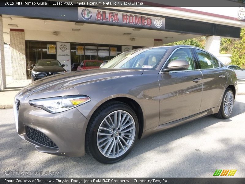 Front 3/4 View of 2019 Giulia Ti Lusso AWD