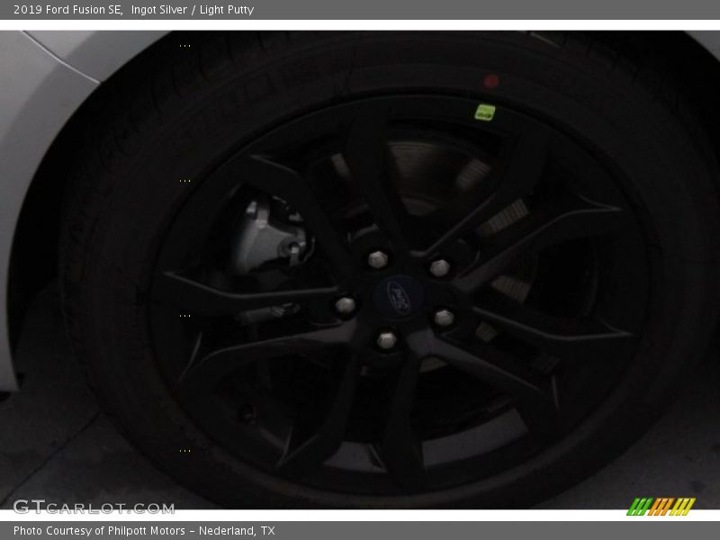 Ingot Silver / Light Putty 2019 Ford Fusion SE