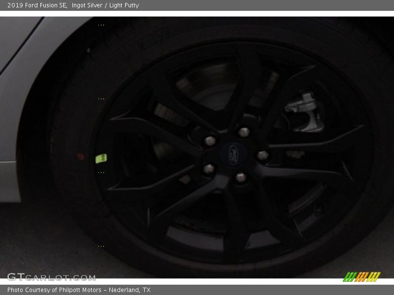Ingot Silver / Light Putty 2019 Ford Fusion SE