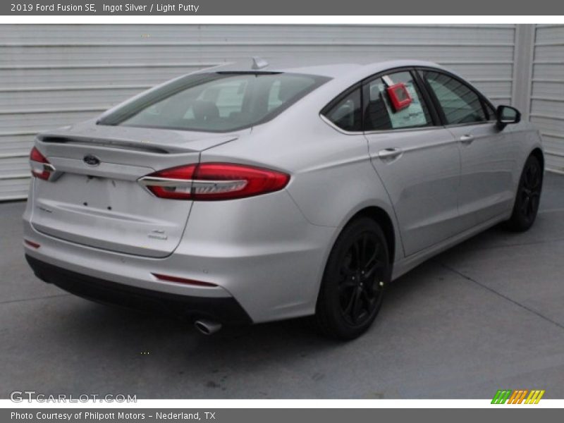 Ingot Silver / Light Putty 2019 Ford Fusion SE