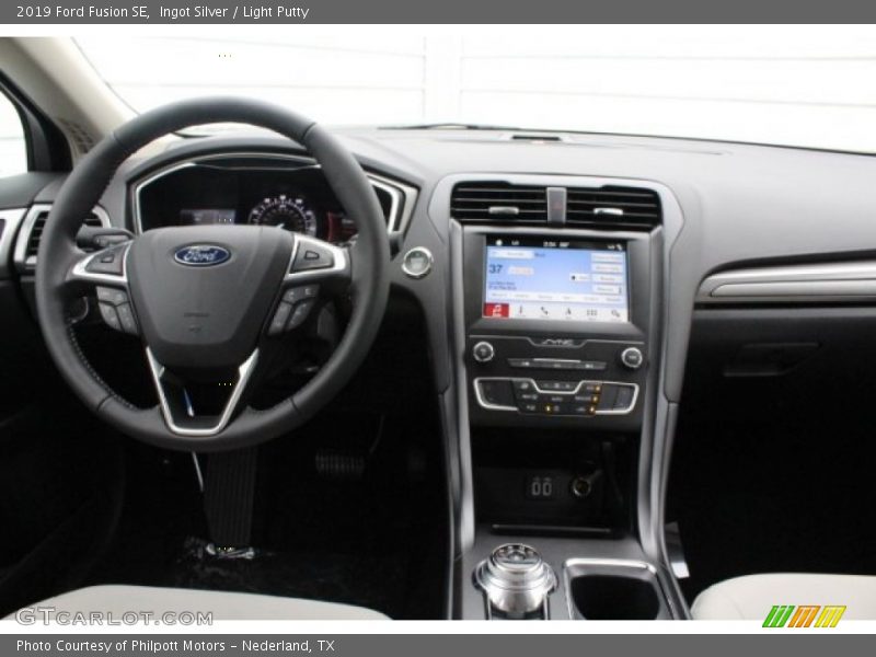 Ingot Silver / Light Putty 2019 Ford Fusion SE
