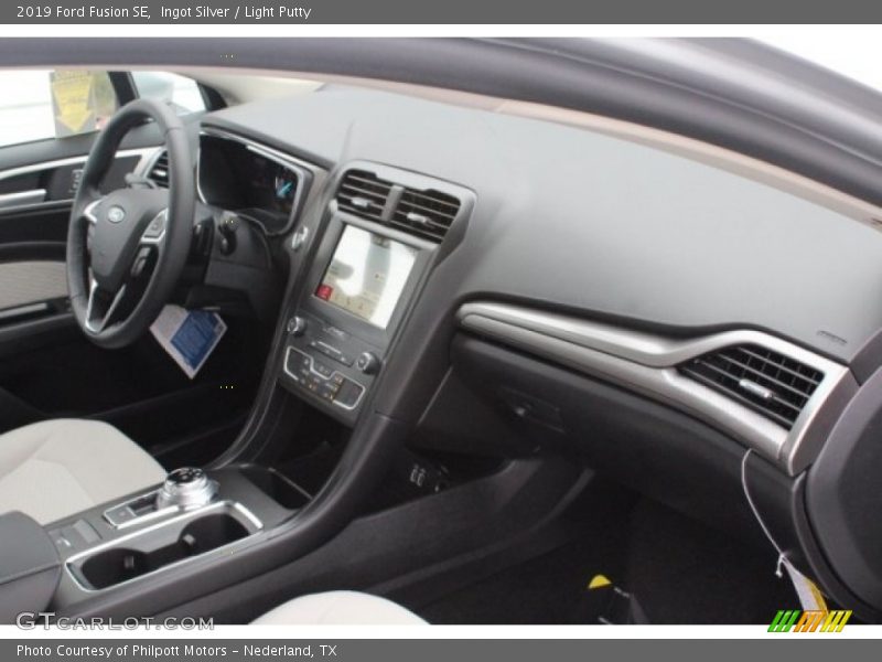 Ingot Silver / Light Putty 2019 Ford Fusion SE