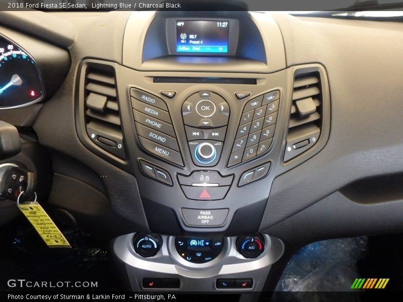 Lightning Blue / Charcoal Black 2018 Ford Fiesta SE Sedan