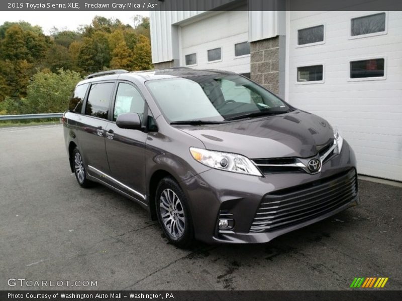 Front 3/4 View of 2019 Sienna XLE