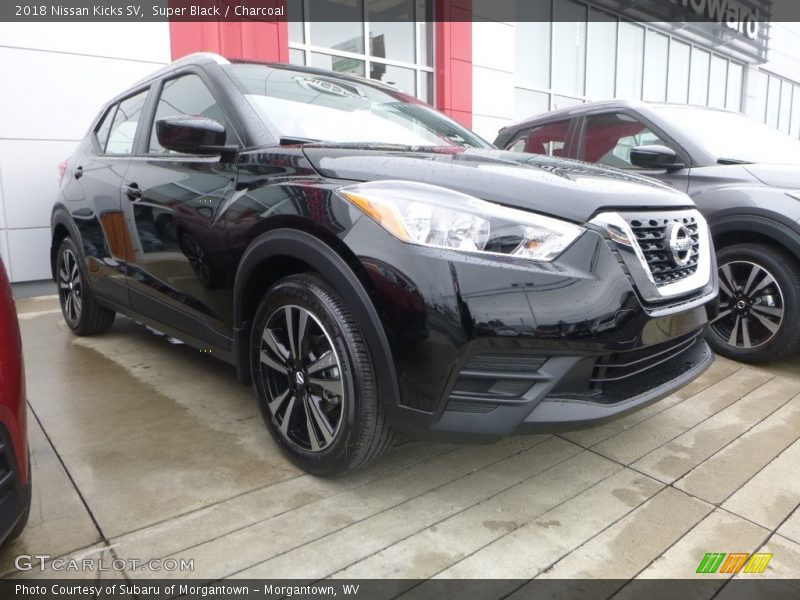 Super Black / Charcoal 2018 Nissan Kicks SV