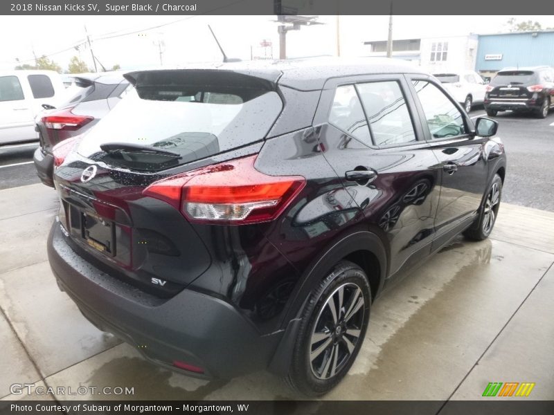 Super Black / Charcoal 2018 Nissan Kicks SV