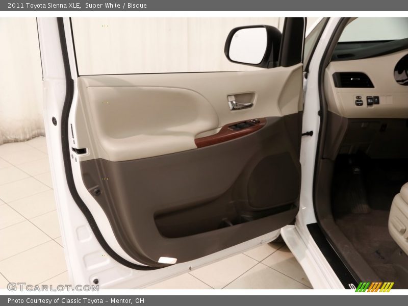 Super White / Bisque 2011 Toyota Sienna XLE