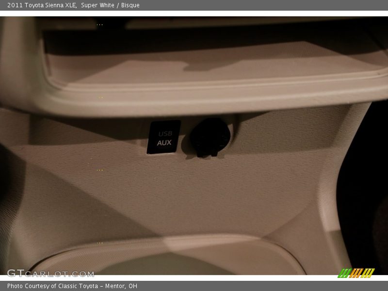Super White / Bisque 2011 Toyota Sienna XLE