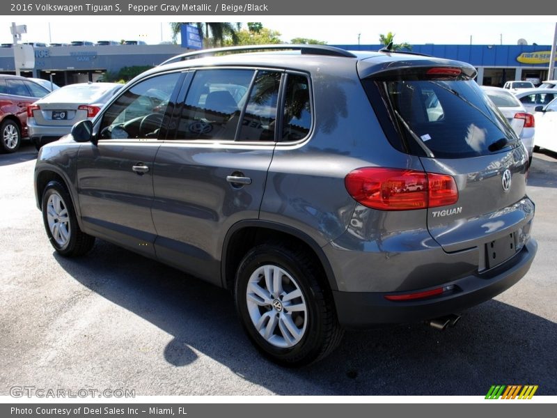 Pepper Gray Metallic / Beige/Black 2016 Volkswagen Tiguan S