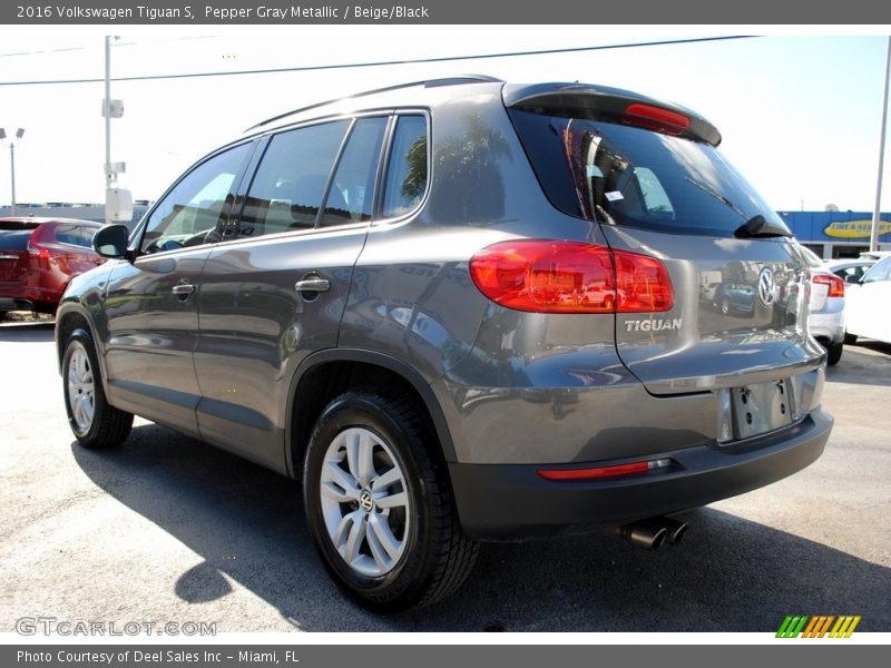 Pepper Gray Metallic / Beige/Black 2016 Volkswagen Tiguan S