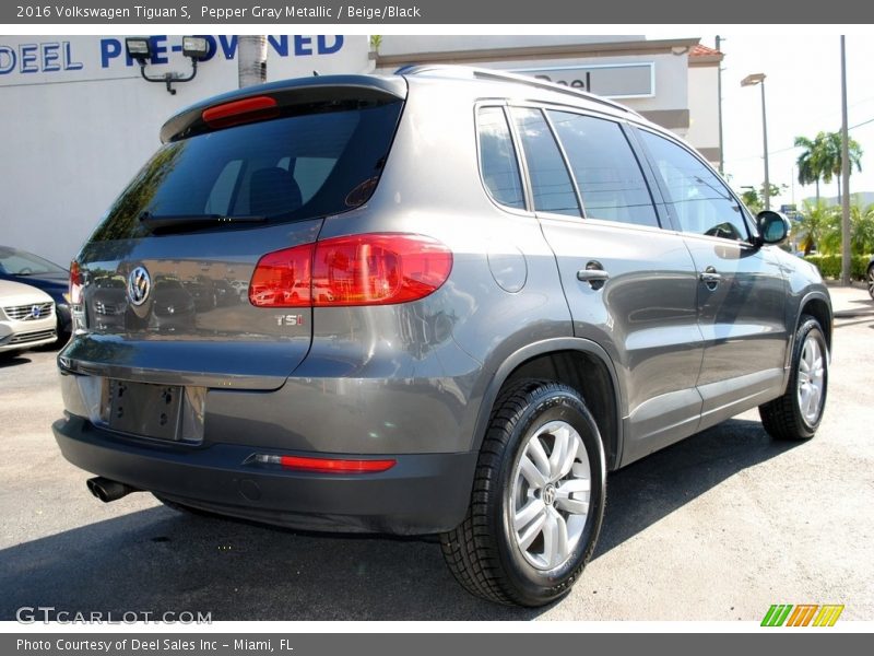 Pepper Gray Metallic / Beige/Black 2016 Volkswagen Tiguan S