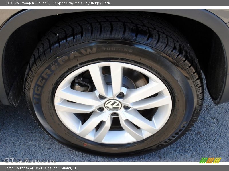 Pepper Gray Metallic / Beige/Black 2016 Volkswagen Tiguan S