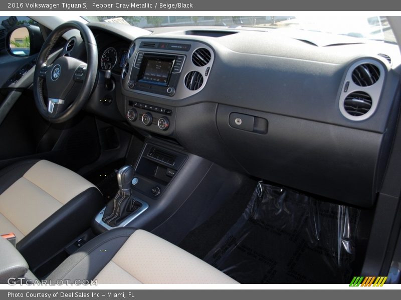 Pepper Gray Metallic / Beige/Black 2016 Volkswagen Tiguan S
