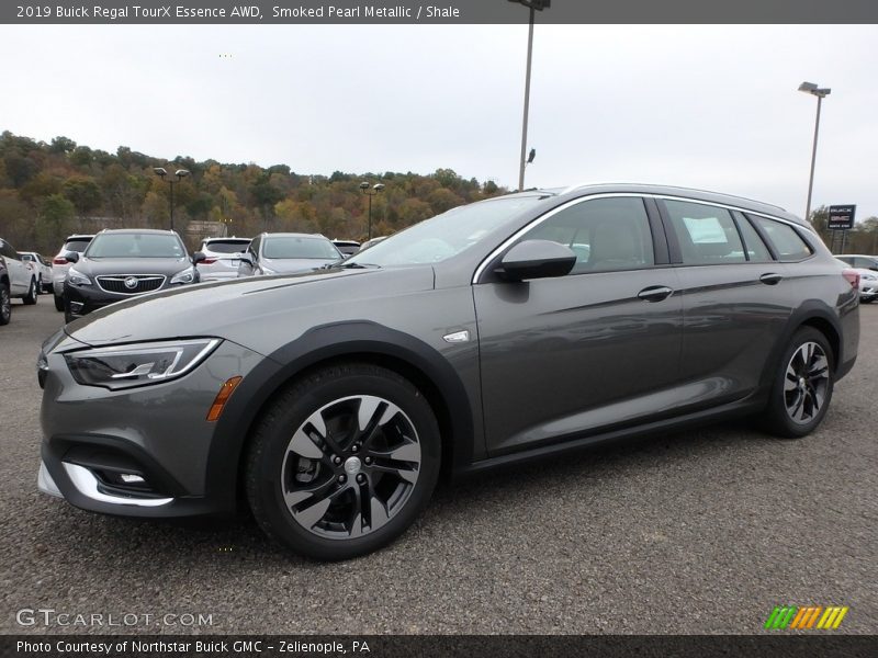 Front 3/4 View of 2019 Regal TourX Essence AWD