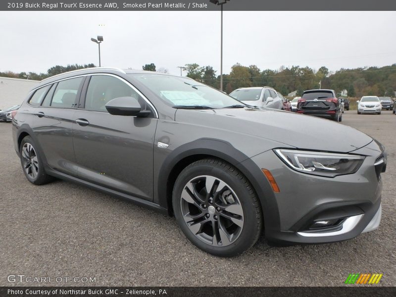 Front 3/4 View of 2019 Regal TourX Essence AWD