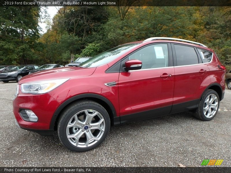 Front 3/4 View of 2019 Escape Titanium 4WD