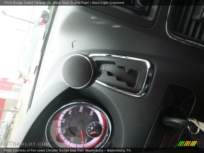 Black Onyx Crystal Pearl / Black/Light Graystone 2019 Dodge Grand Caravan SE