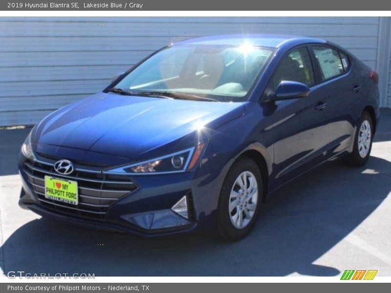 Front 3/4 View of 2019 Elantra SE