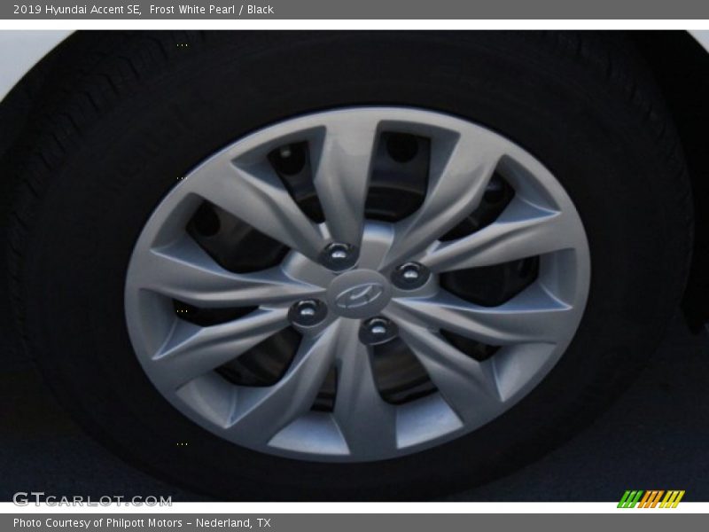 Frost White Pearl / Black 2019 Hyundai Accent SE