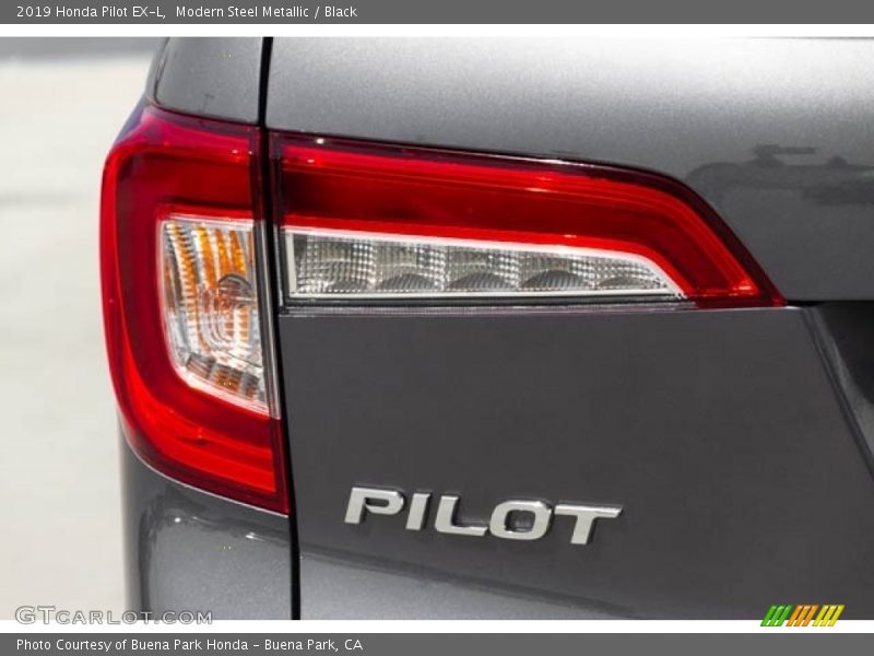 Modern Steel Metallic / Black 2019 Honda Pilot EX-L