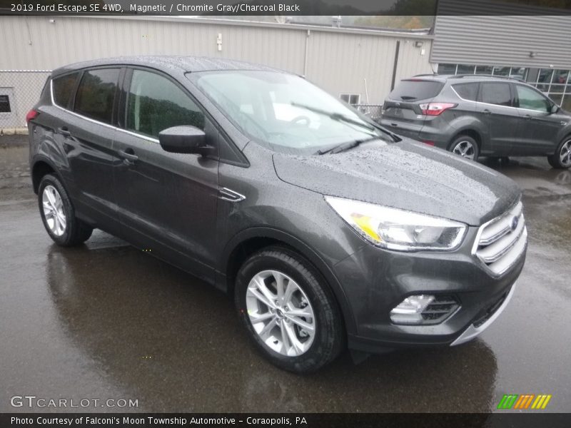 Front 3/4 View of 2019 Escape SE 4WD