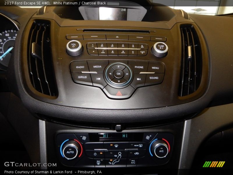White Platinum / Charcoal Black 2017 Ford Escape SE 4WD
