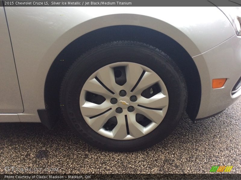 Silver Ice Metallic / Jet Black/Medium Titanium 2015 Chevrolet Cruze LS