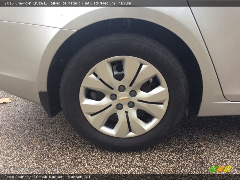 Silver Ice Metallic / Jet Black/Medium Titanium 2015 Chevrolet Cruze LS