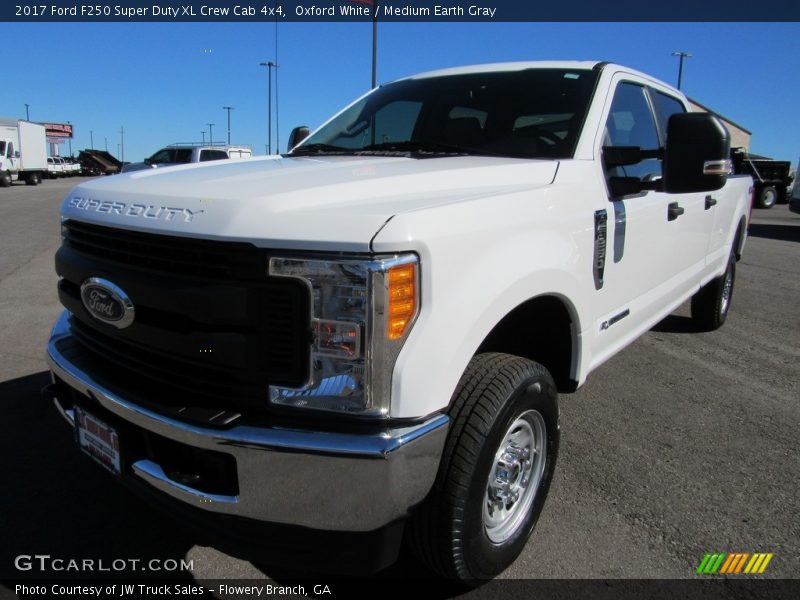 Oxford White / Medium Earth Gray 2017 Ford F250 Super Duty XL Crew Cab 4x4