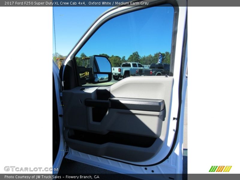 Oxford White / Medium Earth Gray 2017 Ford F250 Super Duty XL Crew Cab 4x4