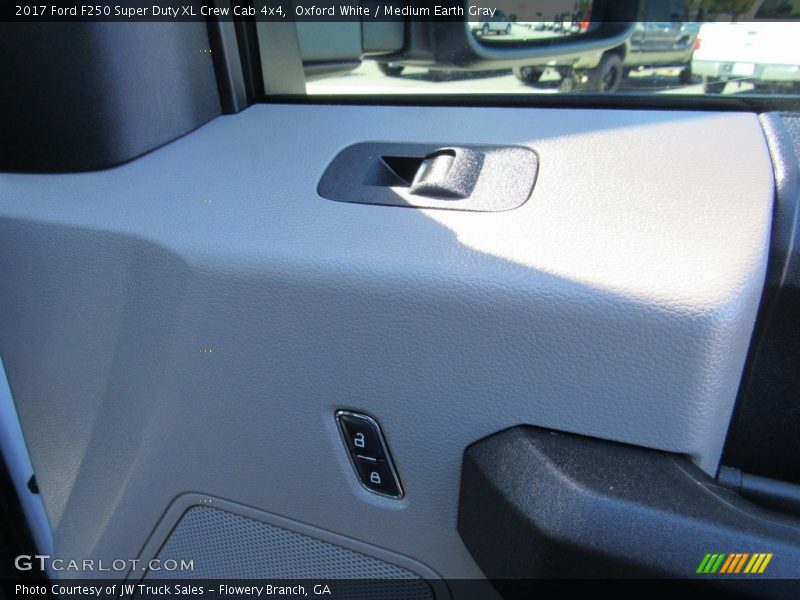 Oxford White / Medium Earth Gray 2017 Ford F250 Super Duty XL Crew Cab 4x4