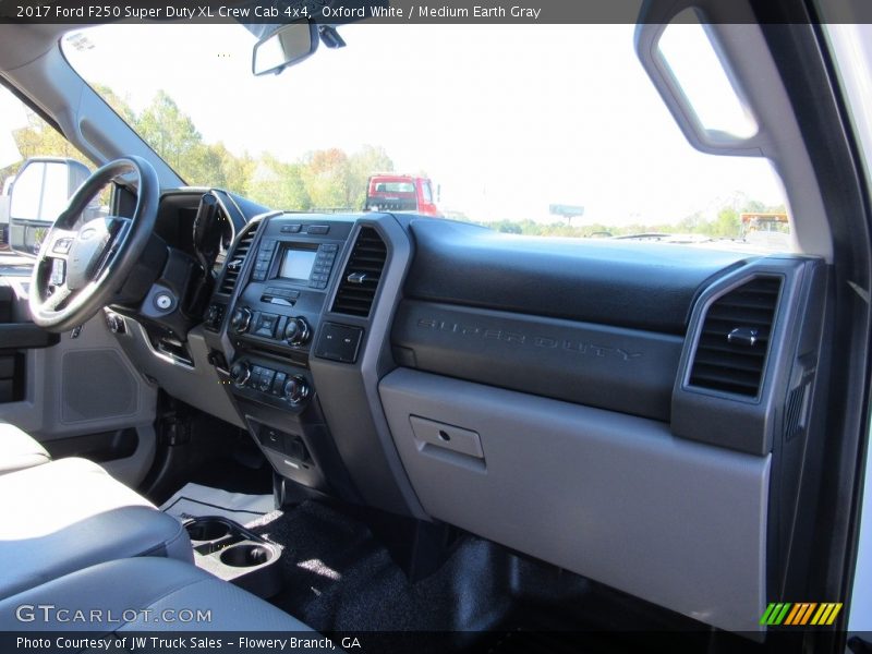 Oxford White / Medium Earth Gray 2017 Ford F250 Super Duty XL Crew Cab 4x4